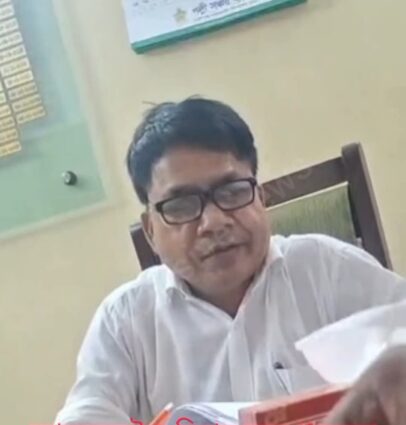 ক্যালকুলেটর দিয়ে গুনে গুনে ঘুষ আদায় করছেন দেবীগঞ্জ উপজেলা প্রকল্প বাস্তবায়ন কর্মকর্তা।
