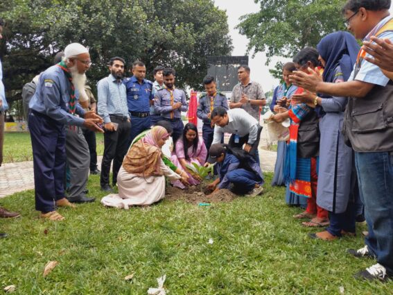 দিনাজপুরের বীরগঞ্জে সবুজ ও পরিচ্ছন্ন বীরগঞ্জ কর্মসূচির শুভ উদ্বোধন।
