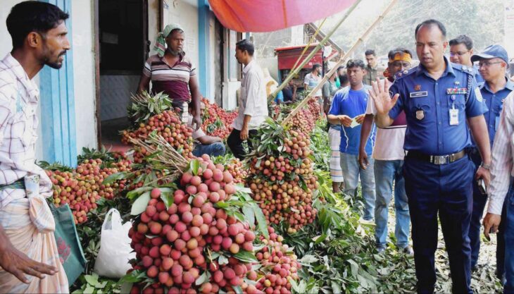 দিনাজপুরের লিচুর আড়ত পরিদর্শন করলেন পুলিশ সুপার।