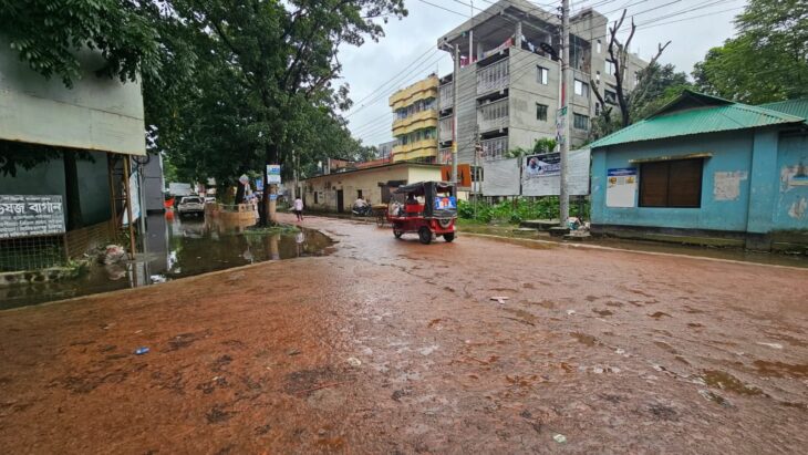 সংস্কার না পেরোতেই কঙ্কালসার গাইবান্ধা হাসপাতালের রাস্তা অনিয়ম ও হরিলুটের অভিযোগ।