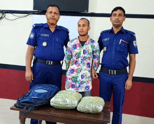 দিনাজপুরের পার্বতীপুরে ৫ কেজি গাঁজাসহ আটক-১।