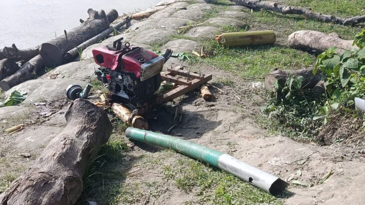কুড়িগ্রামের তিস্তার বালু দিয়ে জমি ভরাটের অভিযোগে ড্রেজার জব্দ ও ধ্বংস।