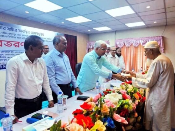 দিনাজপুরের বড়পুকুরিয়া কয়লা খনির গ্রামসমূহে ক্ষতিগ্রস্ত বাসিন্দাদের অনুদানের চেক বিতরন।
