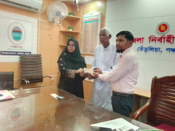 এয়ার ফ্লো মেশিনে কৃষিতে নতুন সম্ভাবনা,৫ কৃষকের হাতে ১ লাখ ৪০ হাজার টাকার চেক বিতরণ।