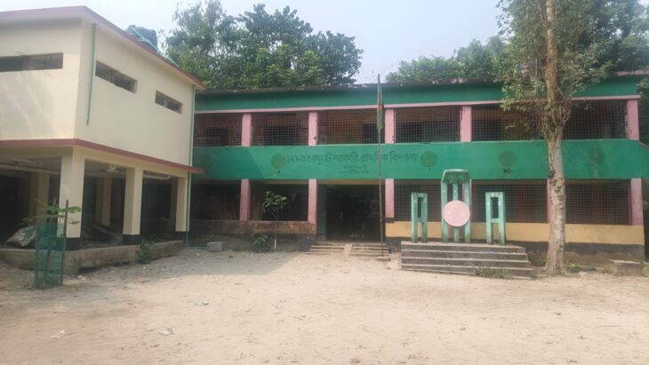 সিরাজগঞ্জে শিক্ষার্থীদের দিয়ে ক্লাস নেওয়ার অভিযোগে তিন শিক্ষককে শোকজ।