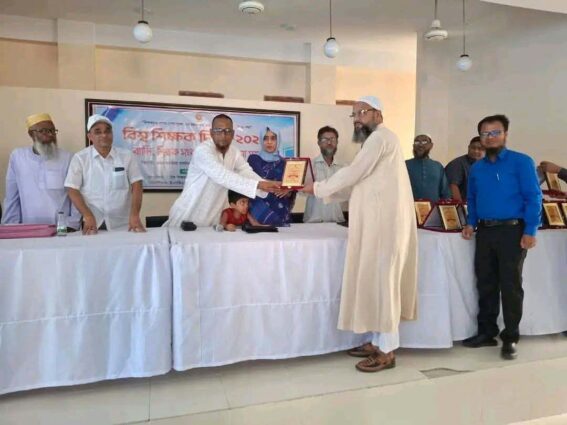 কুড়িগ্রামের রাজারহাটে শিক্ষকদের ক্রেস্ট ও সনদ দিয়ে সংবর্ধনা।