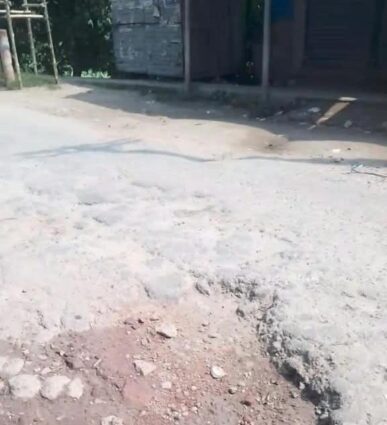 দিনাজপুর পার্বতীপুরে সড়কের খাল-খন্দে যাত্রীদের দুর্ভোগ চরমে।