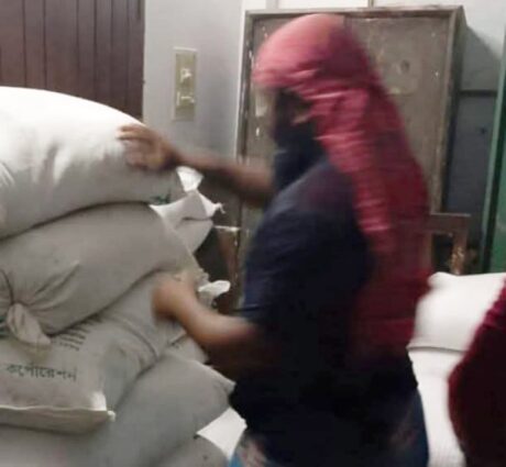 পঞ্চগড়ে ব্যবসায়ীর বাড়ি থেকে ৬১ বস্তা সার জব্দ,২০ হাজার টাকা জরিমানা।